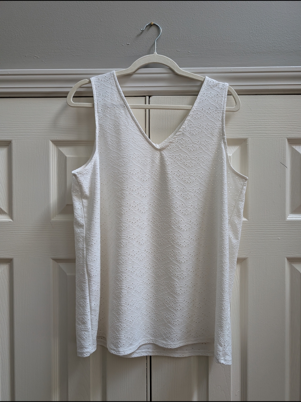 Market & Spruce Women's White Eyelet V-Neck Tank Top